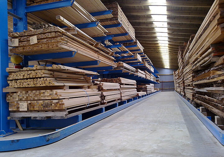 cantilever racking with guiding rail for forklift truck