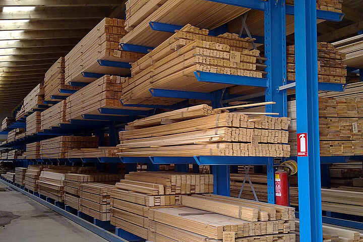 cantilever racking with guiding rail for forklift truck