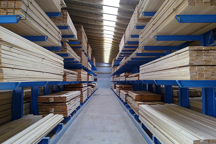cantilever racking with guiding rail for forklift truck