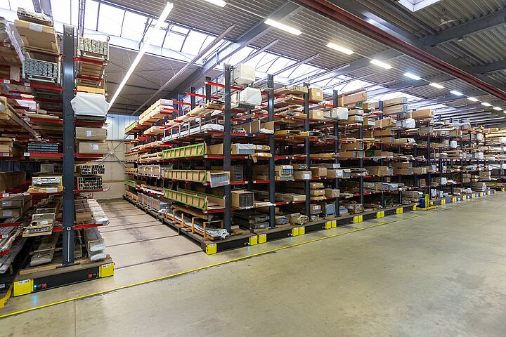[Translate "Belgium (FR)"] Die doppelseitigen Kragarmregale sind auf robusten Verfahrwagen montiert. Diese werden elektronisch angetrieben.