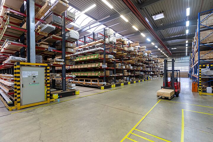 [Translate "Belgium (FR)"] Kompakte Regalanlage mit elektronischer Steuerung zum Bewegen der Verfahrwagen.